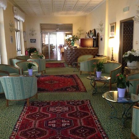 Hotel Diana Градо Екстериор снимка