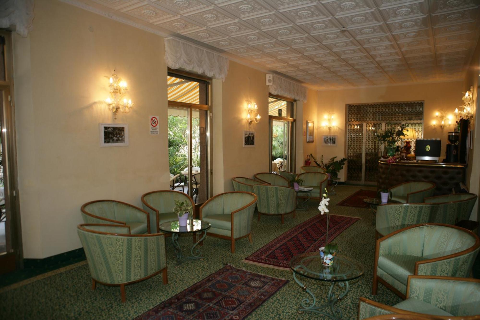 Hotel Diana Градо Екстериор снимка