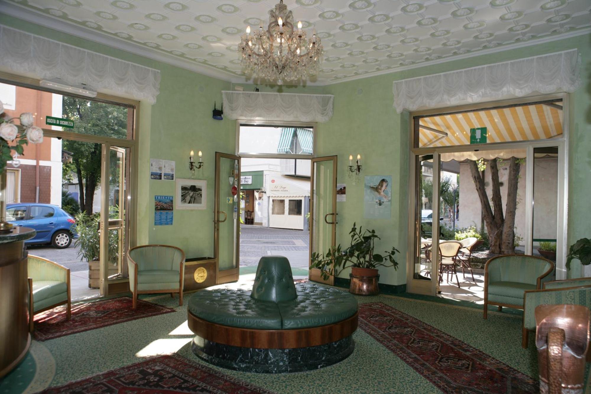 Hotel Diana Градо Екстериор снимка