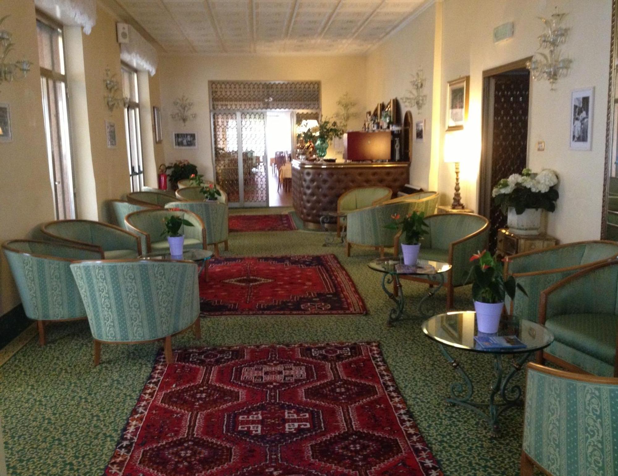 Hotel Diana Градо Екстериор снимка