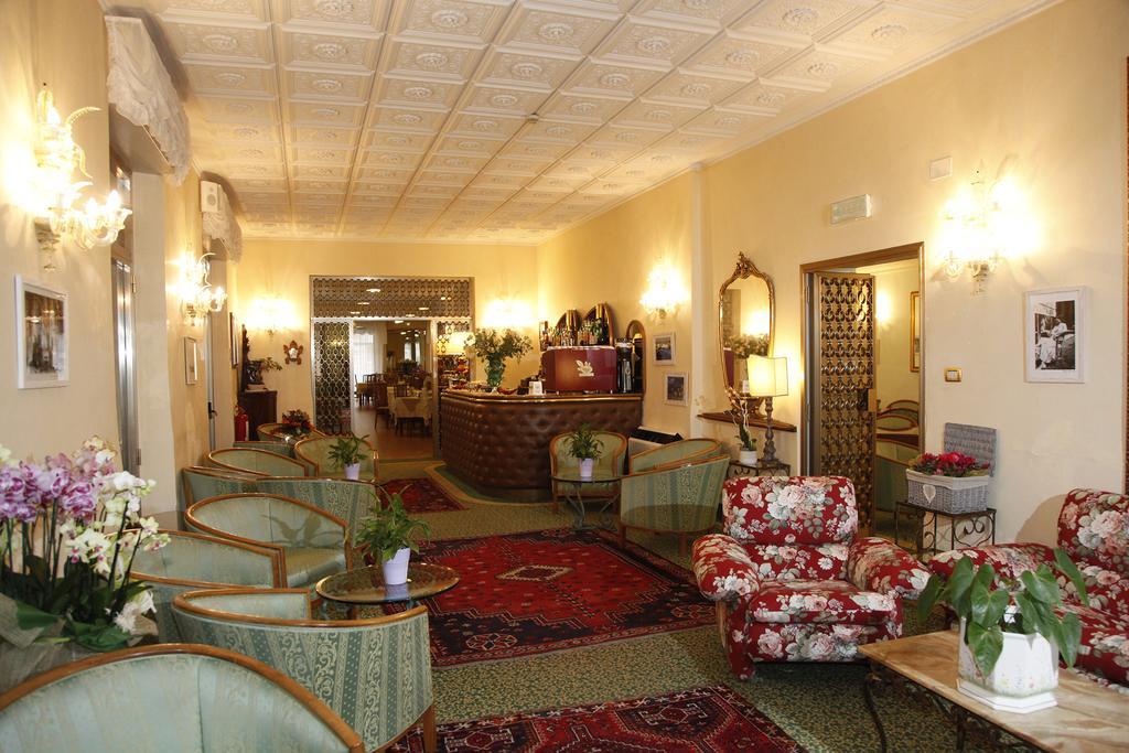 Hotel Diana Градо Екстериор снимка
