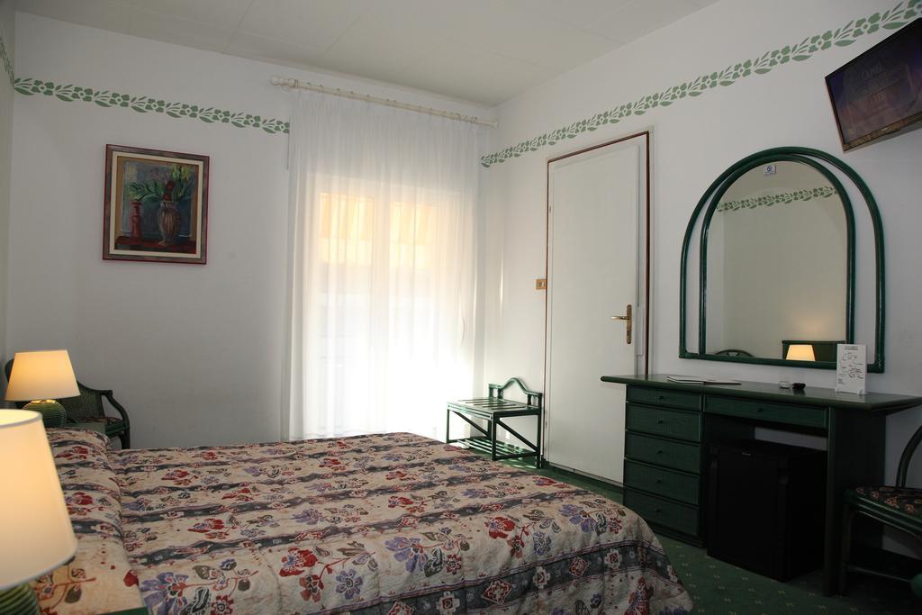 Hotel Diana Градо Екстериор снимка