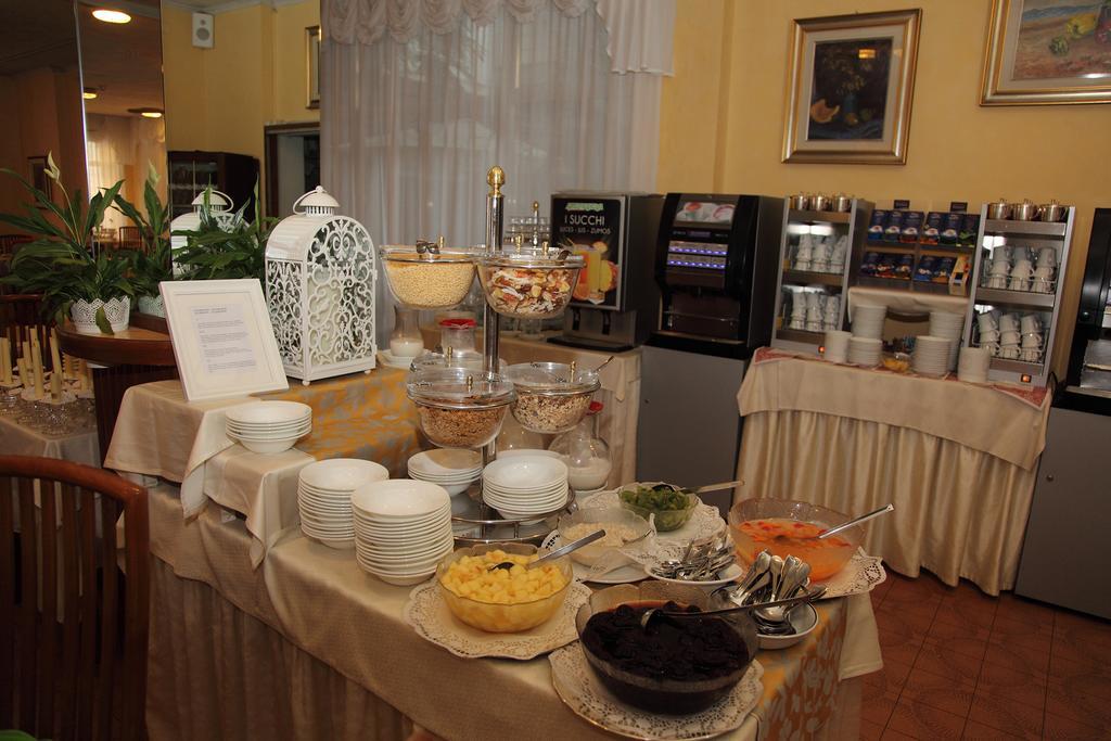 Hotel Diana Градо Екстериор снимка