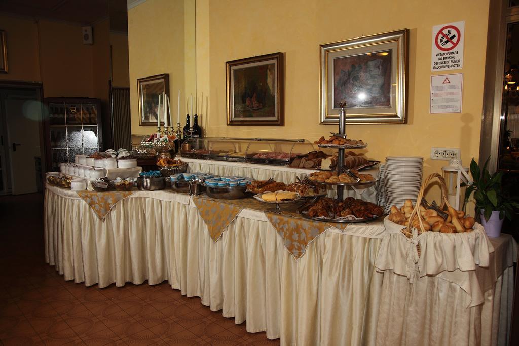 Hotel Diana Градо Екстериор снимка